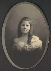 [Jente med hvit off-the-shoulder-kjole], 1890-tallet.