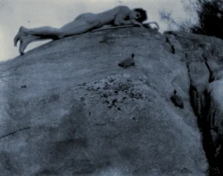 Naken ung mann på klipper med skilpadde og gjeterstav, ca. 1906