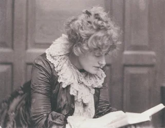 Portrettfotografi av Ellen Terry (1847-1928) som leser, av Frederick Hollyer (1837-1933) (sepiafoto)