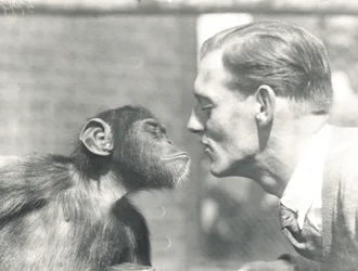 Booboo sjimpansen og John Shelly ved ZSL London Zoo, september 1927