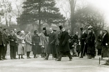 Kong George V, løfter hatten for folkemengdene foran følget sitt, under et besøk i London Zoo for å offisielt åpne akvariet, april 1924