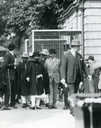Sir Peter Chalmers Mitchell, med den etiopiske regenten Haile Selassie og hans følge, London Zoo, 1924