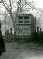 Transporterer kvinnelig asiatisk elefant Lukhi, i en trekasse, London Zoo, 1923