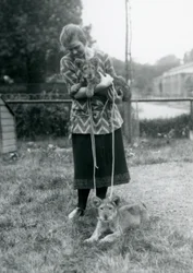 To løveunger med en ung kvinne i London Zoo i august 1925
