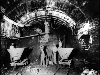 Bygging av Paris-metroen - storbyens arbeider: tunnelboring på linje 1 - fotografi
