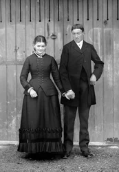 Par på søndag for å feire sønnens første nattverd, nær Bourmont i Haute-Marne (Haute Marne), rundt 1880. Ducos Collection.