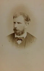 Portrett av William Bouguereau, fransk maler; visittkort (s/hvitt bilde)