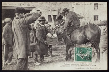 Postkort som viser en bonde i Haute-Loire som selger mat på markedet, ca. 1900