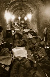 Innbyggere i Le Havre søker tilflukt i togtunnelene, september 1940