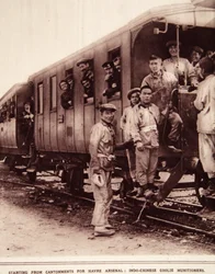 Starter fra Cantonments for Havre Arsenal: Indo-kinesiske coolies ammunitioners, illustrasjon fra The Illustrated War News, september 1916 (sepia-bilde)