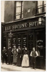 Forsiden av vin- og hotelldebiten, drevet av M. Vaissade, på 22 rue de Sevigne, Paris. Postkort fra begynnelsen av det 20. århundre.