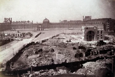 Transformasjoner av Paris under det andre imperiet, Haussmann arbeider: utsikt over Place du Carrousel under rivingen av den tidligere kongens staller i Paris. Dette stedet var en del av transformasjonene som ble utført under det andre imperiet av Napoleon