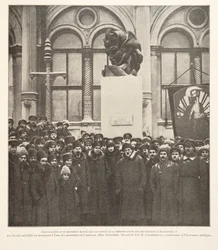 Avduking av et monument reist av sovjeterne til minne om en av Aleksander IIs mordere, fra Histoire des Soviets, utgitt 1922