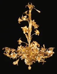 En fransk lysekrone i bronse og messing med åtte lys, andre halvdel av 1800-tallet