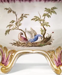En Vincennes sirkulær terrin med to håndtak, lokk og stativ, ca. 1750 (porselen)