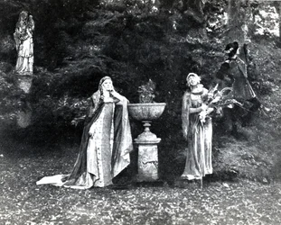 Akt I, Scene 3 av Pelleas et Melisande av Debussy, fra et fotografi av den første produksjonen i april 1902 av operaen ved Opera-Comique i Paris, illustrasjon i Theatre magazine, juni, 1902 (li