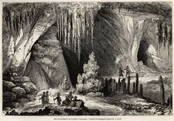 En innvendig utsikt over Antiparos-hulen, øya i Kykladene, tegning av Emile Rouargue (ca. 1895–1865), for å illustrere besøket i Antiparos-hulen i 1859, av EASpoll. Gravering i «Le tour du monde» 1861. Selvas samling.