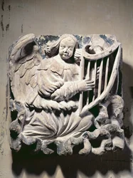 Englemusiker som spiller harpen (basrelieff)
