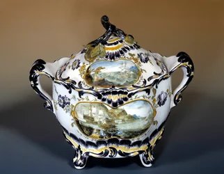 Art Francais: stor sipiere, lilla dekor av båten i steinerstil fra 1700-tallet. Paris, dekorativ kunst