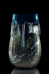 Art France: vase realiser v. 1875-1878 i tonet glass med gravdekor og emaille. Paris, Musee d