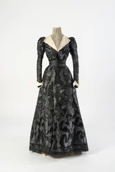 Svart silkekjole med høyhalset kjemisett av kremblonde, tidlig på 1890-tallet (silke og blonder)