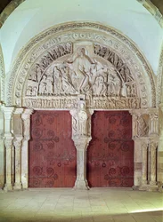 Sentralportal i Narthex av Sainte-Madelaine-kirken, med lindring av pinsen i Tympanum, ca. 1150