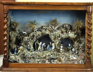 Crib, Nevers (spunnet glass i treramme)