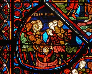 Detalj fra et vindu som viser scener fra historien om Josef
