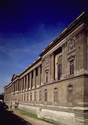 Østfasade, hovedinngang og søylegang designet av Claude Perrault (1613-88) og andre, startet 1678, fullført av Jacques Germain Soufflot (1713-80) 1774