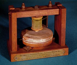 Faksimile av telefonen oppfunnet av Alexander Graham Bell (1847-1922) laget av Western Electric Company