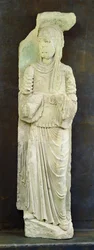 Kvinnefigur (kalkstein)