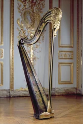 Harpe tilhørende dronning Marie Antoinette (malt og forgylt tre)