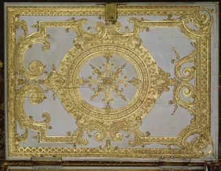 Interiør i et kapell, orgelet (dørbuffet) i stil med Louis XIV (gull, stukkatur og trerelieff)