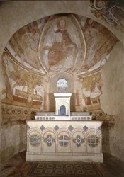Innvendig visning av koret med Kristus i Majestet, korsfestelsen av Peter og andre scener (fresco)
