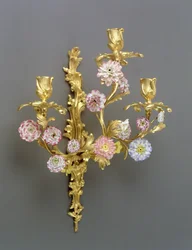 En av et par Louis XV tregrenede vegglamper, c1750 (ormolu og Vincennes porselen)