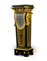 En av et par Louis XV-marquetry-sokler, muligens bestilt av Claude-Francois Julliot, ca. 1750-60 (ormolu-montert Boulle-tinn, innlagt horn i messing og skilpaddeskall) (se også 469020)