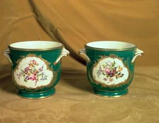 Et par Sevres iskjølere, fra Frederick V Service, 1758 (myk-pasta porselen)
