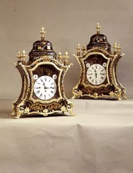 Et par klokker med ormolu-fester, urverk av Charles Cabrier, tidlig på 1700-tallet (lakk og ormolu)