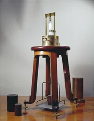 Piezoelektrisk kvartsapparat, designet av Pierre (1859-1906) og Jacques Curie, 1897