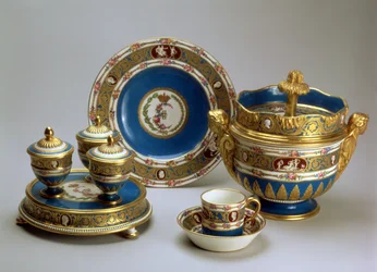 Plat de Menage, fat, kopp og tallerken og iskremskål fra Blue Cameo Service, Sevres, 1778-9 (myk-pasta porselen)