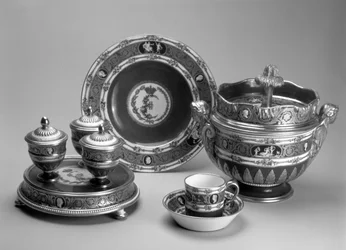 Plat de Menage, fat, kopp og tallerken og iskremskål fra Blue Cameo Service, Sevres, 1778-79 (myk-pasta porselen)