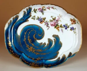 Tallerken "" Hebert"" med myke porselensvolutter laget i produksjon av Vincennes. 1755 Paris. Museet Louvre