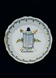 Plate prydet med Grunnlovens bok, assosiert med de tre ordener, 1791 (keramikk)