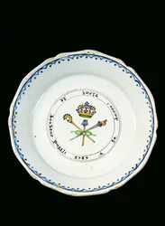 Tallerken dekorert med de tre ordener under kongekronen, 1789 (keramikk)
