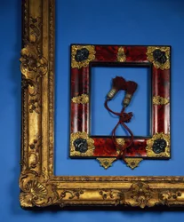 Regency omvendt profilramme med ormolu og pregede sølvfester til hjørnene og sentre med de originale duskene (skilpaddeskall)