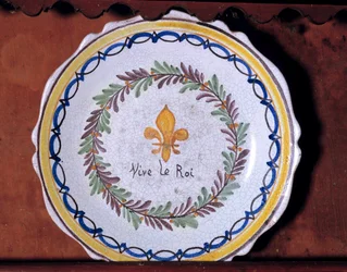Revolusjonær plate med monarkistisk motiv (lilje) og inskripsjonen "Lenge leve kongen" 1790 Nevers. Frederic Blandin-museet