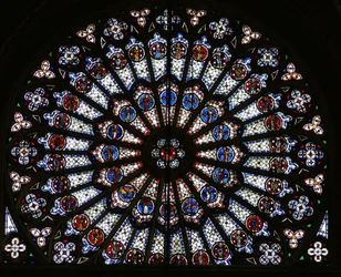 Rosevindu som viser Kristus omgitt av de tolv apostlene og evangelistsymbolene