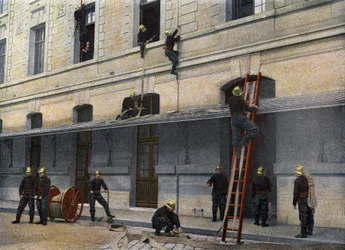 Sappeurs Pompiersde Paris. Stigen er bak kulissene. Å manøvrere stigen bak kulissene er det enkleste. Den veier 34 kilo, 0m45 bred, har, omplassert, en høyde på 4 meter, den er i to plan, stenderne på den andre er innebygd i en