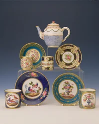 Utvalg av tekanner, tallerkener og kopper, ca. 1770 (porselen)