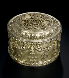 Sølvforgylt sirkulær boks med deksel fra toaletttjenesten Lennoxlove, eid av Frances Teresa Stewart, hertuginne av Richmond og Lennox: French, Paris, analysert mellom april og september 1672